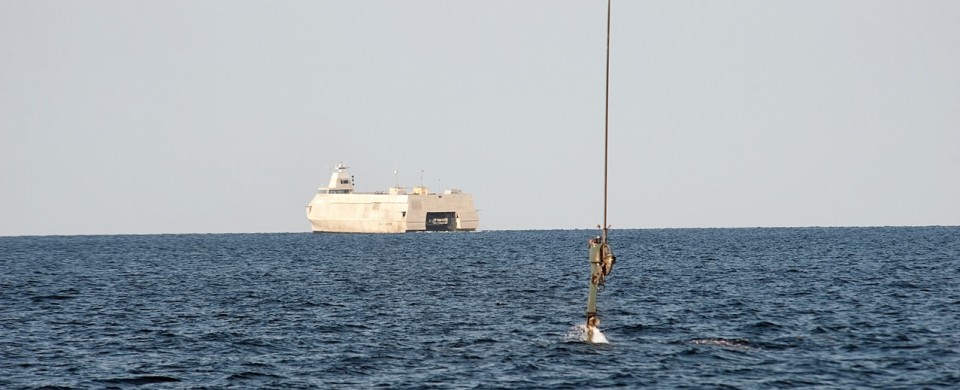 US_Navy_101002-N-5875S-117_The_mast_of_the_Remote_Multi-Mission_Vehicle,_part_of_the_littoral_combat_ship_(LCS)_mine_countermeasures_mission_packag